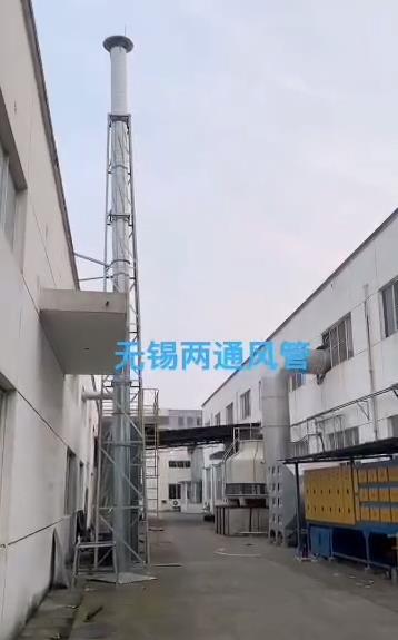 兩套油煙排放凈化工程結(jié)束，304不銹鋼焊接風(fēng)管，兩個(gè)煙囪